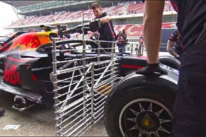 Red Bull F1 aero rake takılırken Barcelona pit lane mekanik