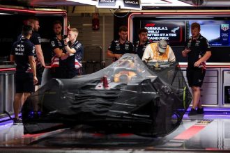 Red Bull garajı araç örtülü parc fermé FIA gözetmen sarı yelek ABD GP 2026 Austin COTA