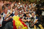 Renault ING ekip kutlamasi Fernando Alonso Ispanya bayragi Flavio Briatore Singapur GP 2008 Crashgate zafer pozu