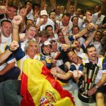 Renault ING ekip kutlamasi Fernando Alonso Ispanya bayragi Flavio Briatore Singapur GP 2008 Crashgate zafer pozu