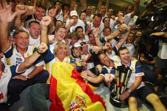 Renault ING ekip kutlamasi Fernando Alonso Ispanya bayragi Flavio Briatore Singapur GP 2008 Crashgate zafer pozu