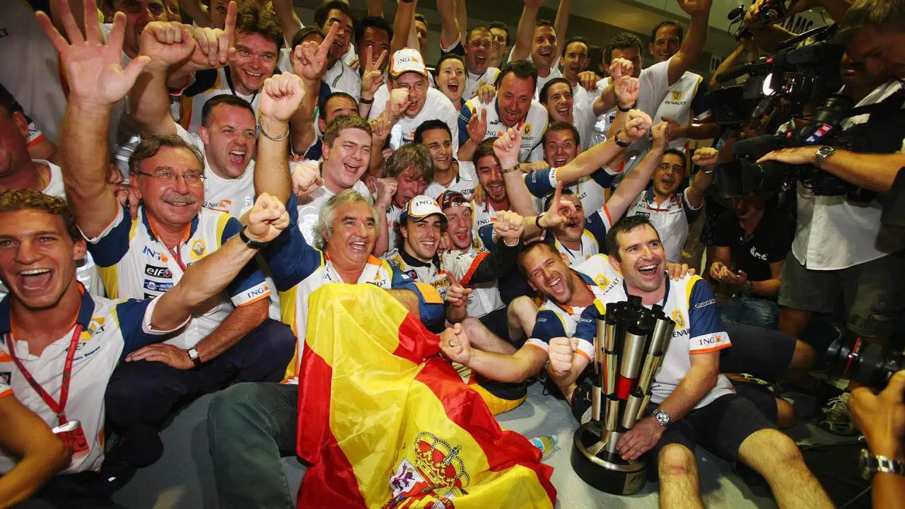 Renault ING ekip kutlamasi Fernando Alonso Ispanya bayragi Flavio Briatore Singapur GP 2008 Crashgate zafer pozu