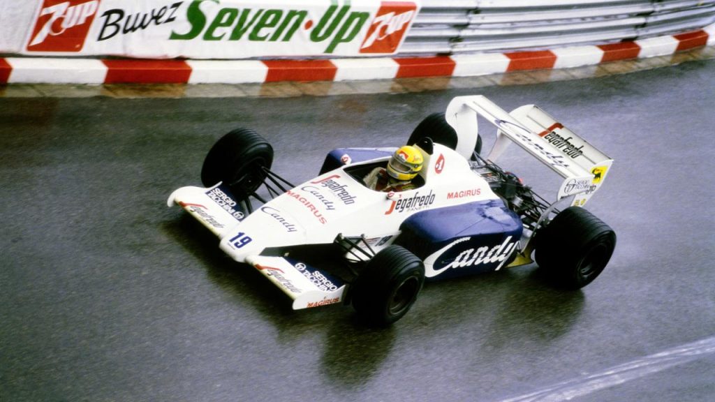 Ayrton Senna Toleman TG184 19 numara Candy Segafredo Magirus livery Monaco 1984 GP yagmurda - Prost u yakalamak uzere yarisi durdurulan efsanevi an Buvez Seven Up reklam paneli