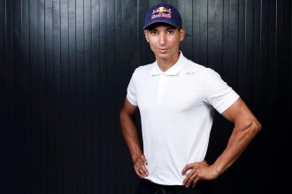 Toprak Razgatlıoğlu Red Bull şapkasıyla portre fotoğrafı 2026