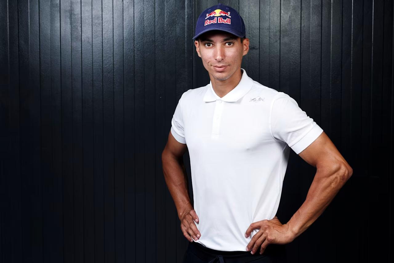 Toprak Razgatlıoğlu Red Bull şapkasıyla portre fotoğrafı 2026