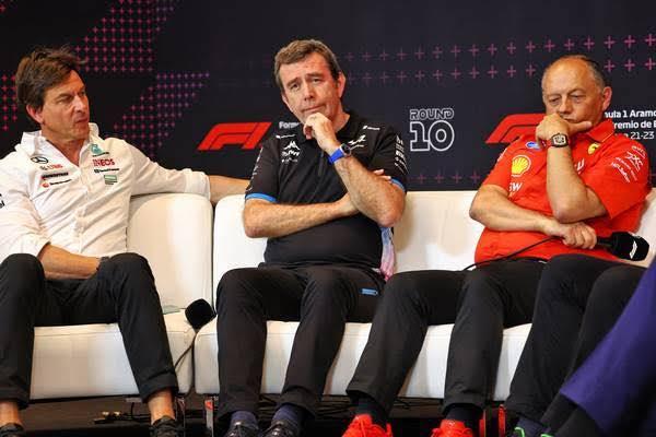 Toto Wolff, Alpine takım patronu ve Frederic Vasseur — Suudi Arabistan GP basın toplantısı