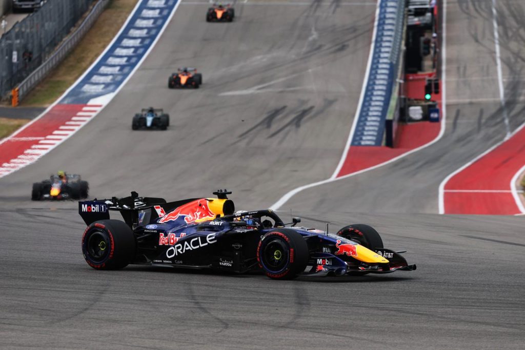 Verstappen RB22 genis aci COTA pistinde birden fazla araba arka planda ABD GP 2026