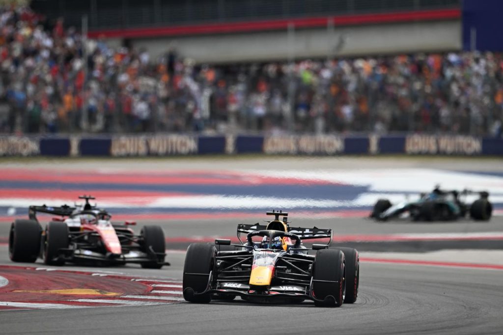 Max Verstappen RB22 onde Ferrari Mercedes arkada Louis Vuitton bant COTA ABD GP 2026