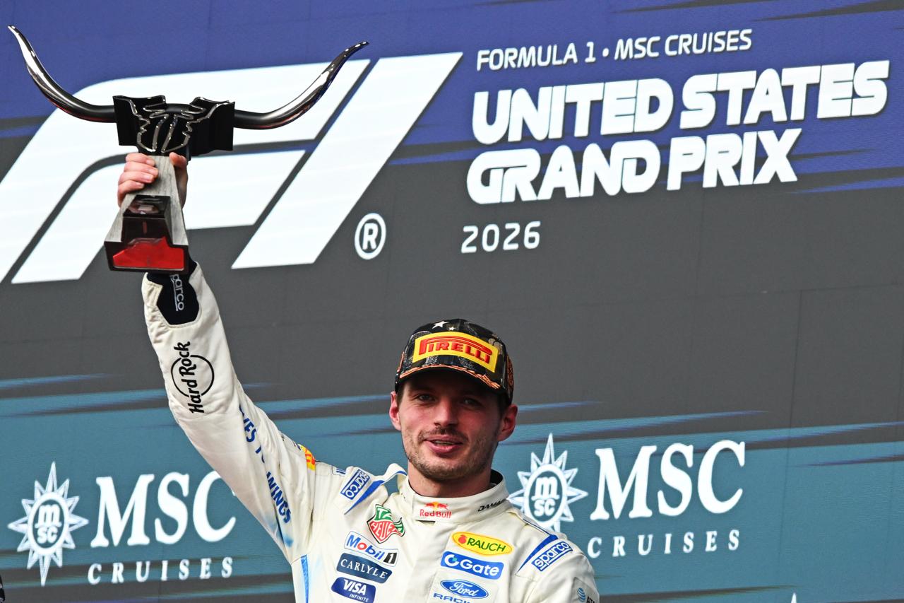 Max Verstappen podyumda kupa kaldiriyor Formula 1 MSC Cruises United States Grand Prix 2026
