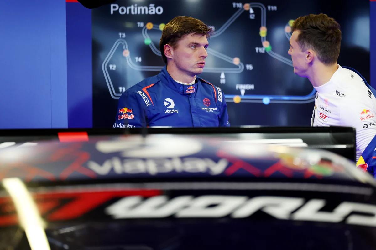 Max Verstappen Portimao garajında pist haritası önünde brifing — GT World Challenge 2026