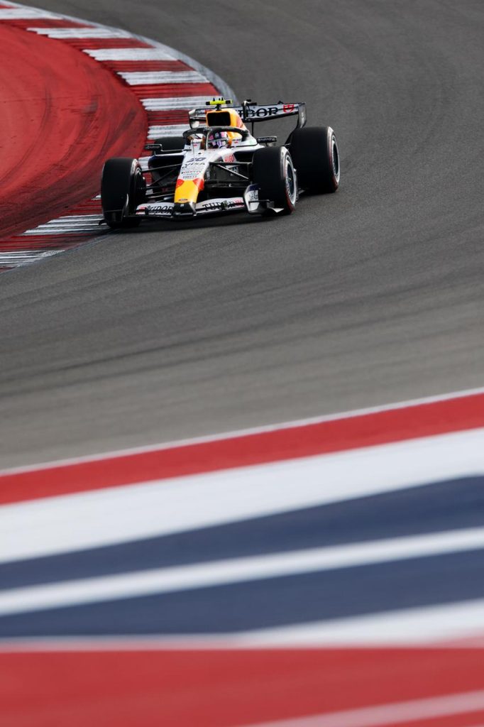 Max Verstappen RB22 Amerikan bayragi kirmizi beyaz mavi bordur viraj COTA ABD GP 2026