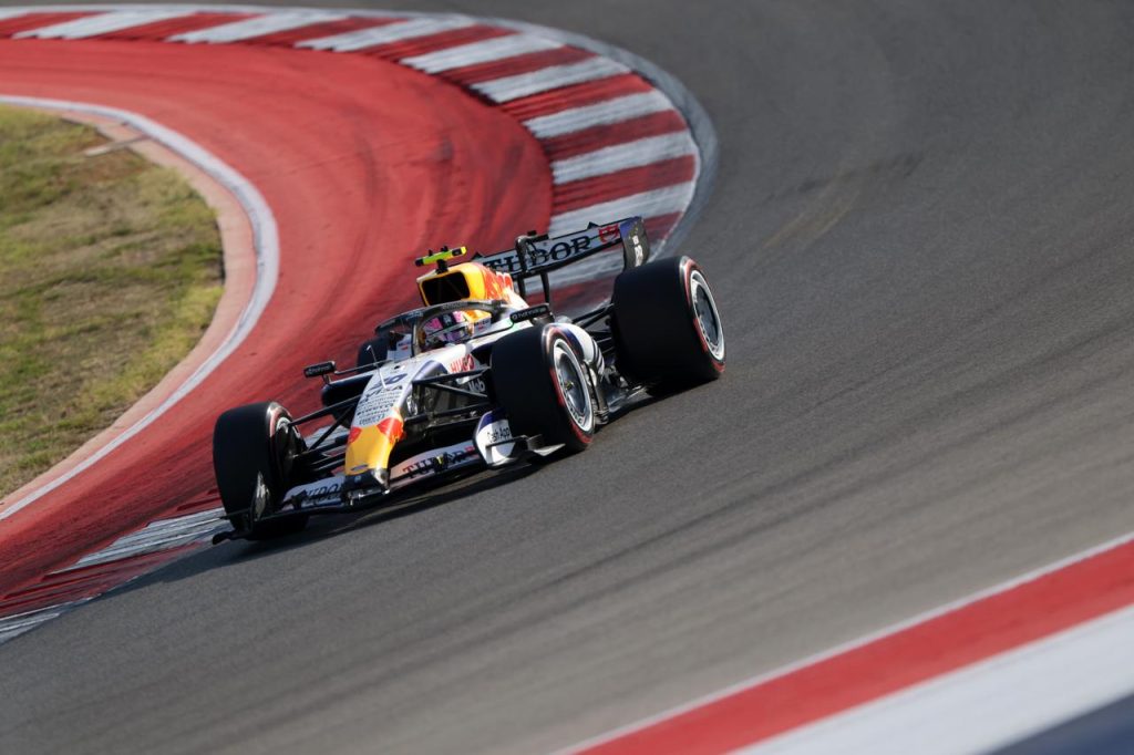 Max Verstappen RB22 kirmizi bordur virajda ustten cekim COTA ABD GP 2026