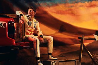 Max Verstappen Red Bull Oracle yarış tulumu Ford Raptor Texas 2026 tanıtım fotoğrafı