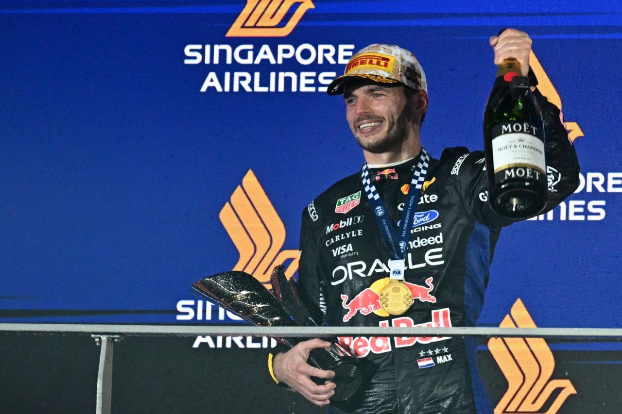 Max Verstappen Singapur Grand Prix 2026 birinciliği podyumda