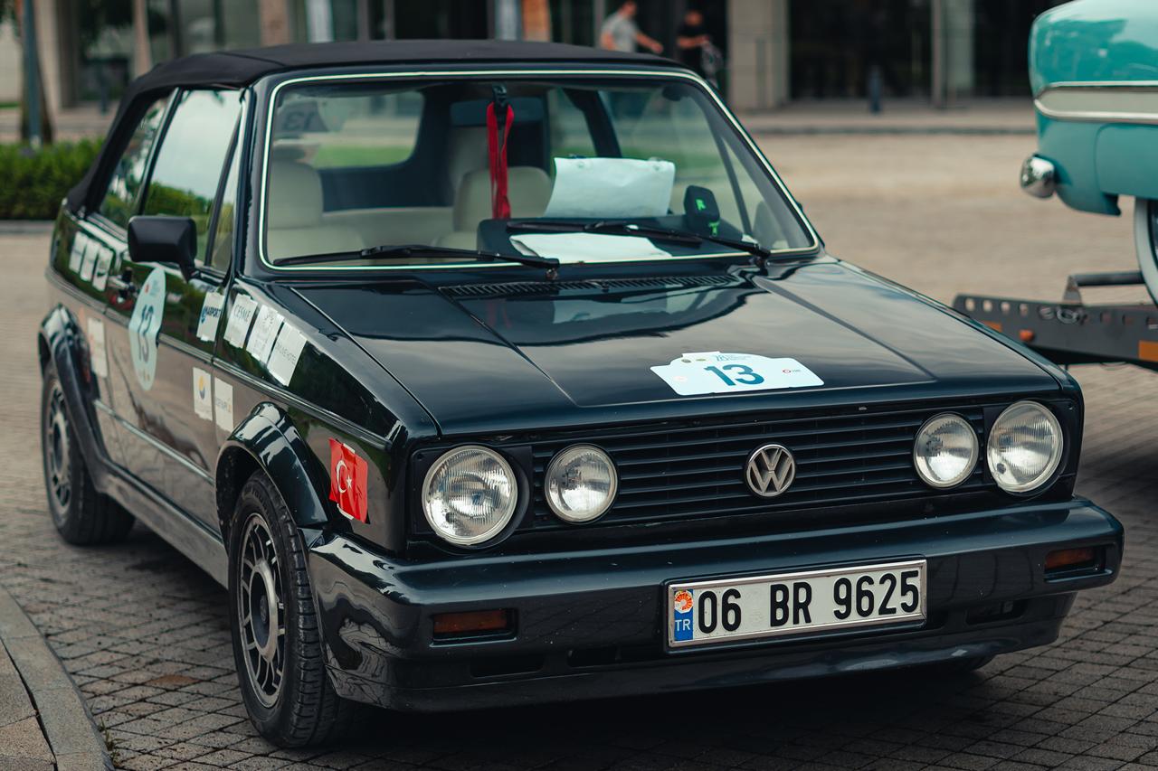 Volkswagen Golf Cabriolet klasik otomobil rallisi Türkiye 2026 — 13 numaralı araç