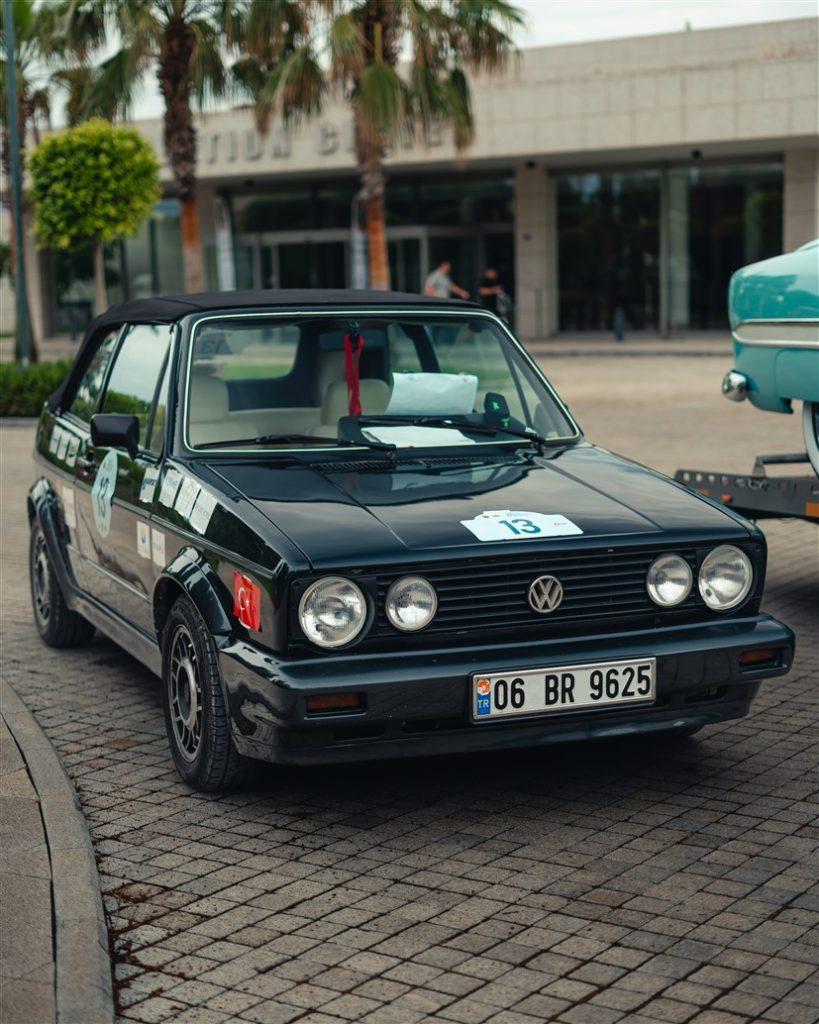 Siyah Volkswagen Golf Cabriolet Mk1 klasik otomobil rallisi Türkiye 2026