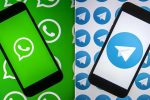 WhatsApp ve Telegram logoları telefonda — GüçlüF1 kanallarına katıl