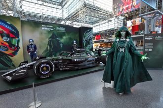Williams Racing Doctor Doom temalı Marvel livery — FW48 show car, New York Comic Con 2026